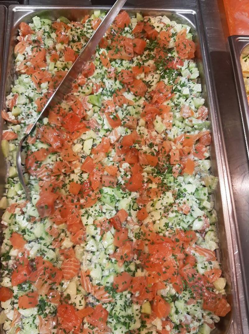 Venez chercher votre salade concombre tzatziki et saumon fumé chez poissonnerie marée bleue traiteur Sainte-Eulalie