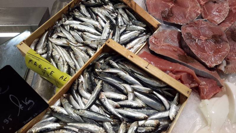 arrivage sardine poissonnerie-traiteur Marée Bleue Mérignac dans la halle de l'heure du marché