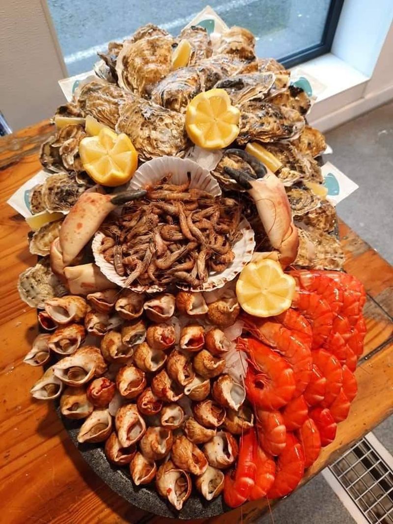 vente de beaux plateaux de fruits de mer frais avec huîtres non laiteuses à la poissonnerie Marée Bleue à Artigues près Libourne, Tresse, Fargues St-Hilaire et Montussan
