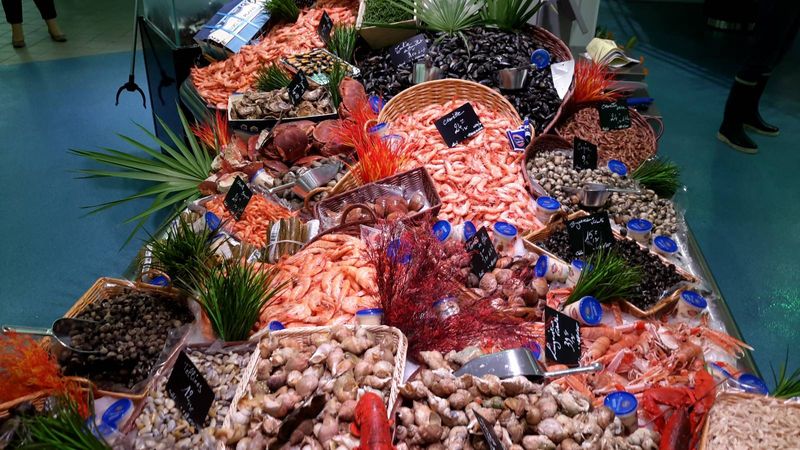 Où trouver du poisson frais à Bordeaux en Gironde ? Grandes poissonneries Marée Bleue à Yvrac et Mérignac dans la Halle de l'heure du marché à côté de Cultura