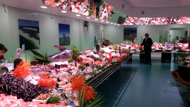 Grosse promotion week-end, la grosse queue de lotte extra crevettes roses Paella maison à la poissonnerie Marée Bleue Yvrac et Mérignac dans la halle de l'heure du marché près de Cultura