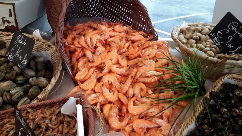 Grosse promotion week-end la grosse queue de lotte extra, crevettes roses  Paella maison  à la poissonnerie Marée Bleue Yvrac et Mérignac dans la halle de l'heure du marché près de Cultura