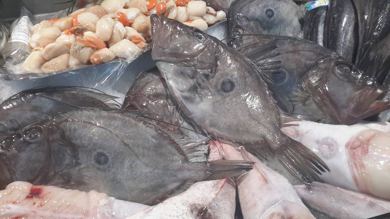 vente de poisson Saint-pierre frais fraîche à la poissonnerie Marée Bleue Yvrac et Mérignac dans la halle de l'heure du marche près de Cultura
