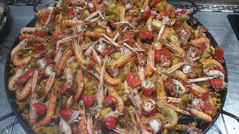 Paella royale avec homard pour les fêtes chez Marée Bleue poissonnerie-traiteur à Bordeaux en Gironde