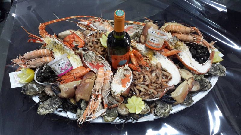 Plateau de fruits de mer pour  pour la fête des mères avec langouste, bouteille de vin, homard et tourteau à la poissonnerie Marée Bleue Bordeaux