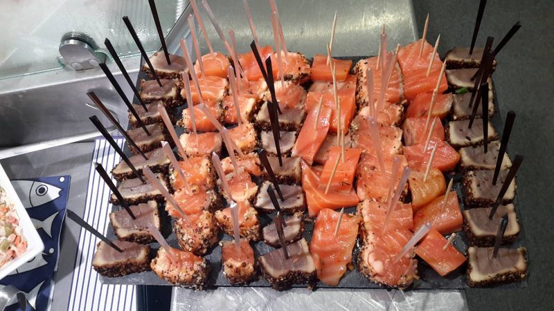 Tapas avec tatakis et saumon fumé pour l'apéro chez poissonnerie-traiteur Marée Bleue Yvrac et Mérignac