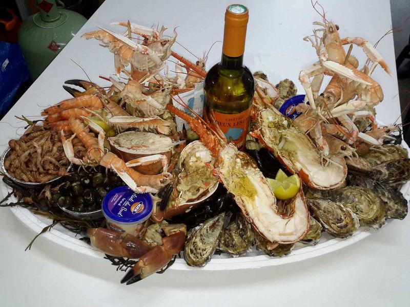 commandez un plateau de fruits de mer Royale avec langouste chez Marée Bleue poissonnerie-traiteur à Bordeaux en Gironde