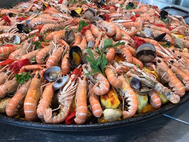 Vente de paella en grosse quantité chez Marée Bleue poissonnerie-traiteur à Yvrac et Mérignac et Sainte-Eulalie proche Ambares et lagrave et saint loubes
