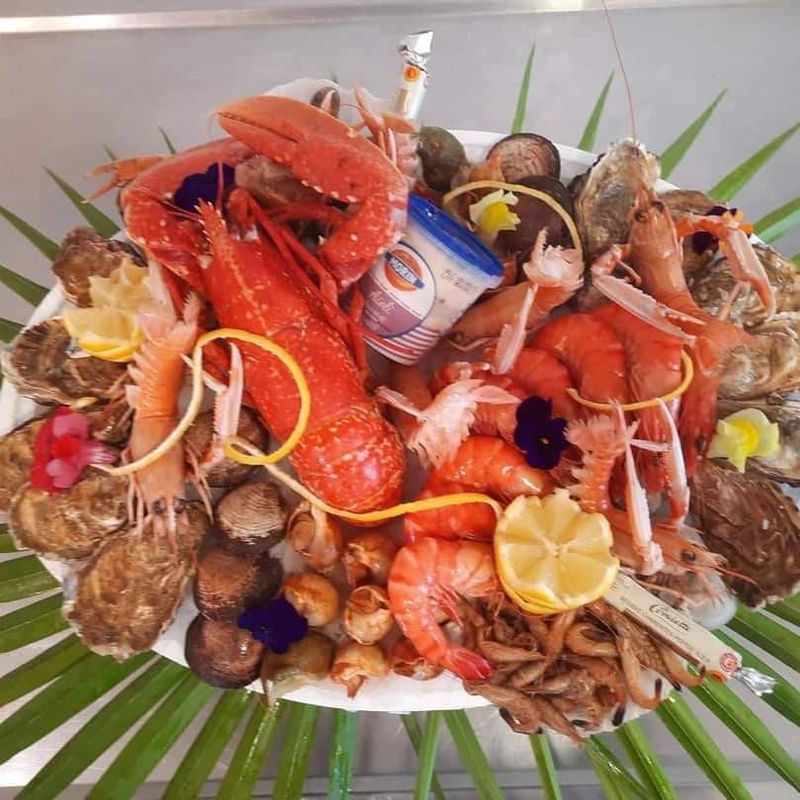 Réserver un plateau de fruits de mer pour la Saint-Valentin avec homard chez poissonnerie-traiteur Marée Bleue à Yvrac et Mérignac en Nouvelle Aquitaine