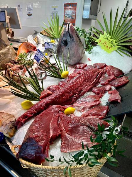 arrivage thon rouge de ligne extra poissonnerie-traiteur Marée Bleue Mérignac dans la halle de l'heure du marché