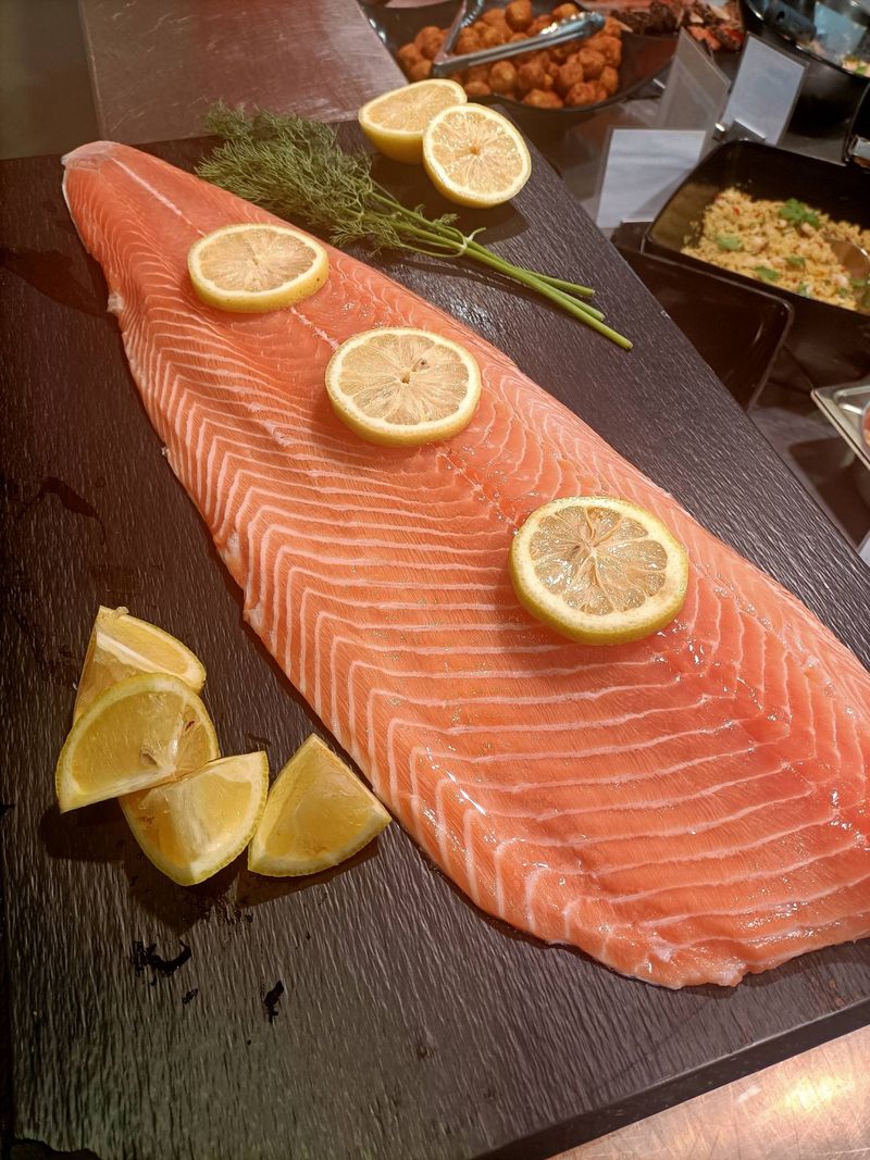 vente de Filet de saumon frais entier poissonnerie Marée Bleue Yvrac Mérignac et Sainte Eulalie