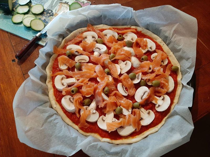 Vente de saumon fumé maison pour pizza poissonnerie chez les poissonneries Marée Bleue Yvrac, Mérignac et Sainte-Eulalie