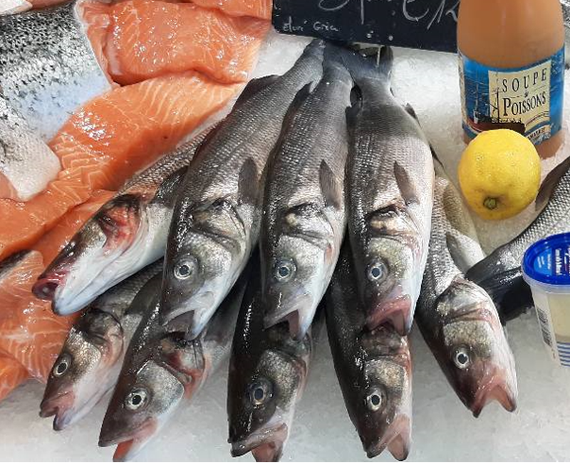 Vente DE BAR et DAURADE ROYALE  les 3 pour 15€  à la poissonnerie-traiteur Marée Bleue à Yvrac !
