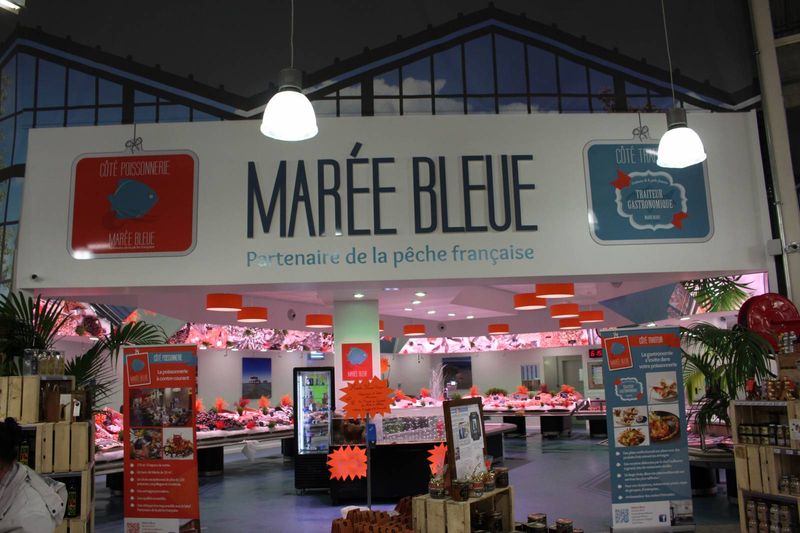 Grosse promotion week-end la grosse queue de lotte extra, crevettes roses Paella maison à la poissonnerie Marée Bleue Yvrac et Mérignac dans la halle de l'heure du marché près de Cultura