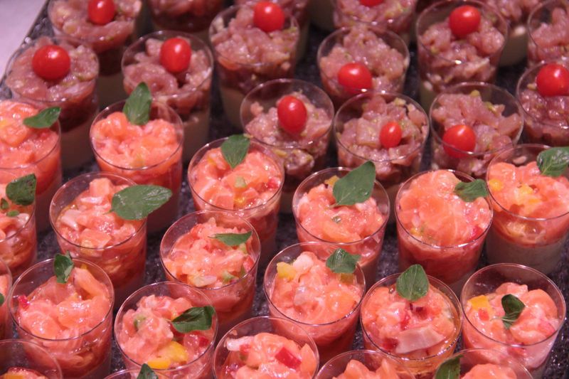 amuse bouche et verrines au saumon crevette et homard pour buffet de fête à bordeaux chez Marée Bleue poissonnier-traiteur à Yvrac et Mérignac