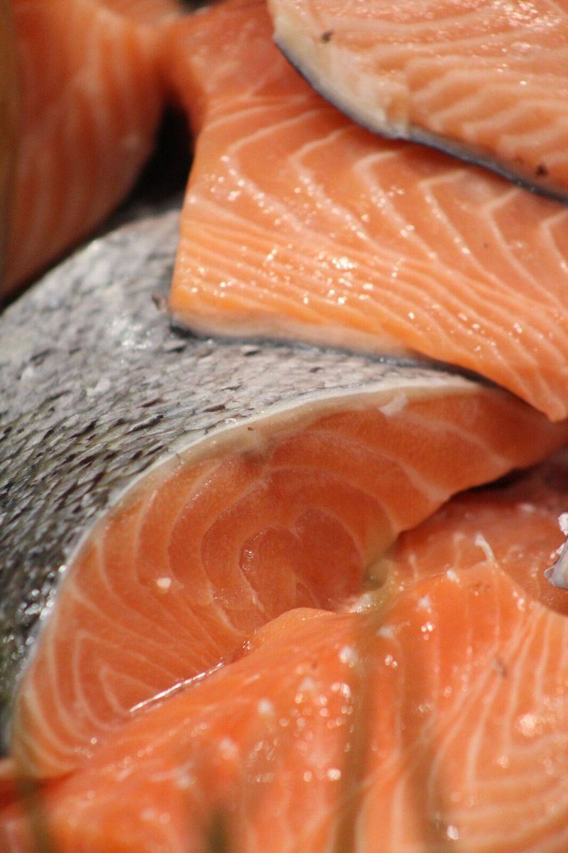 Grosse promotion poissonnerie Marée Bleue Pavé de saumon 12.99€/kg et crevette roses 9.99€/kg