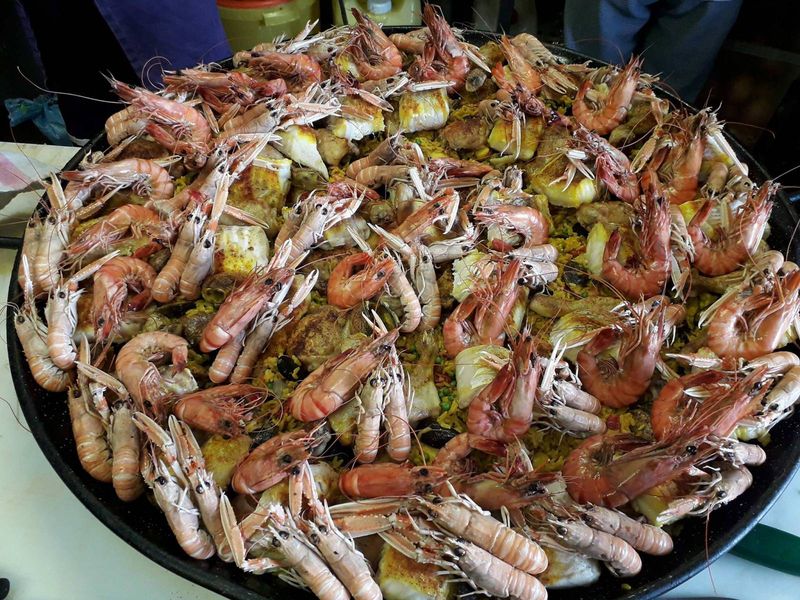 Vente de Paella espagnole royale avec poisson, fruits de mer, crustacés, poulet et gambas chez Marée Bleue poissonnerie-traiteur spécialiste des produits de la mer Lormont, cenon yvrac en Gironde