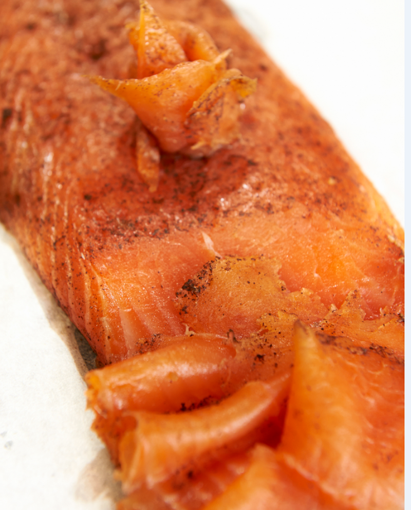 vente de saumon fumé maison chez Marée Bleue poissonnerie-traiteur traiteur en Gironde