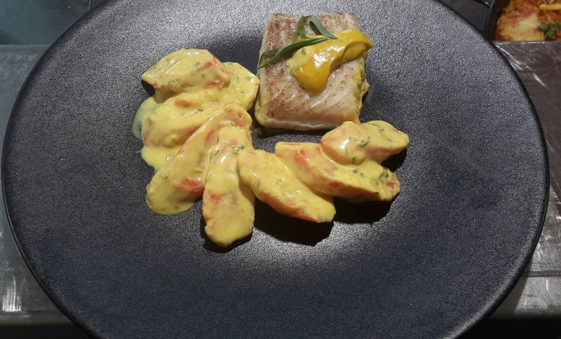 Recette de Dos de cabillaud et ses petites carottes au curry réalisée par le chef cuisinier de la poissonnerie-traiteur Marée Bleue Yvrac et Sainte-Eulalie